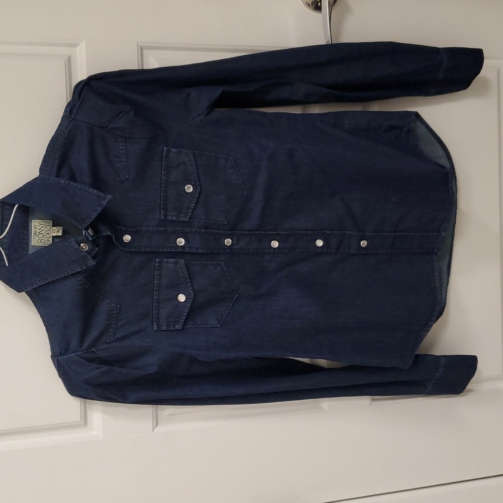 BRAND NEW. DENIM PUFF SLEEVE BLOUSE BY RONNY KOBO.